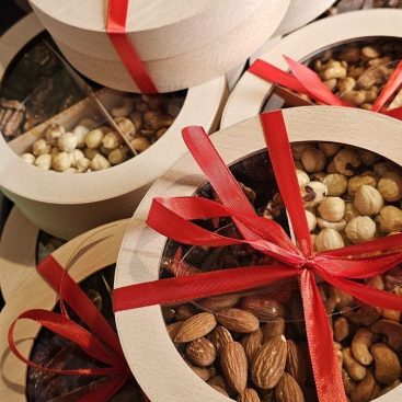 Мікс горіхів несмажених №15 в дерев'яній коробочці з прозорою кришкою