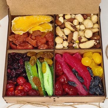 Подарунковий набір Супермікс горіхів та сухофруктів №15